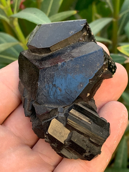 Black tourmaline, natural specimen, twin of 83 x 53 x 32 mm - 166.8 grams. A very beautiful piece with several 3-sided heads! 