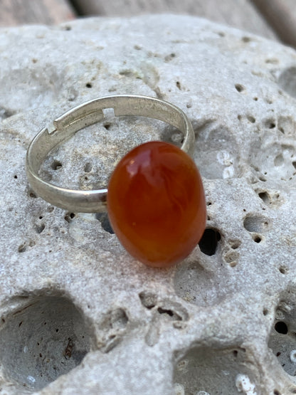 Bague en Cornaline, pièce brute et naturelle, cabochon en pierre collée sur anneau pré-montée en laiton couleur argent ! Taille réglable d'environ 50 à 60 Fr.