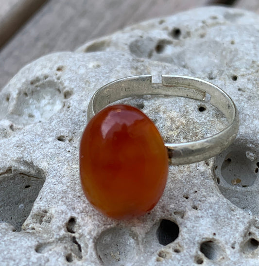 Bague en Cornaline, pièce brute et naturelle, cabochon en pierre collée sur anneau pré-montée en laiton couleur argent ! Taille réglable d'environ 50 à 60 Fr.