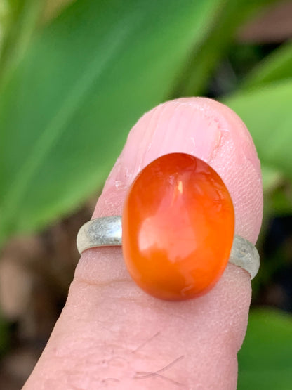 Bague en Cornaline, pièce brute et naturelle, cabochon en pierre collée sur anneau pré-montée en laiton couleur argent ! Taille réglable d'environ 50 à 60 Fr.