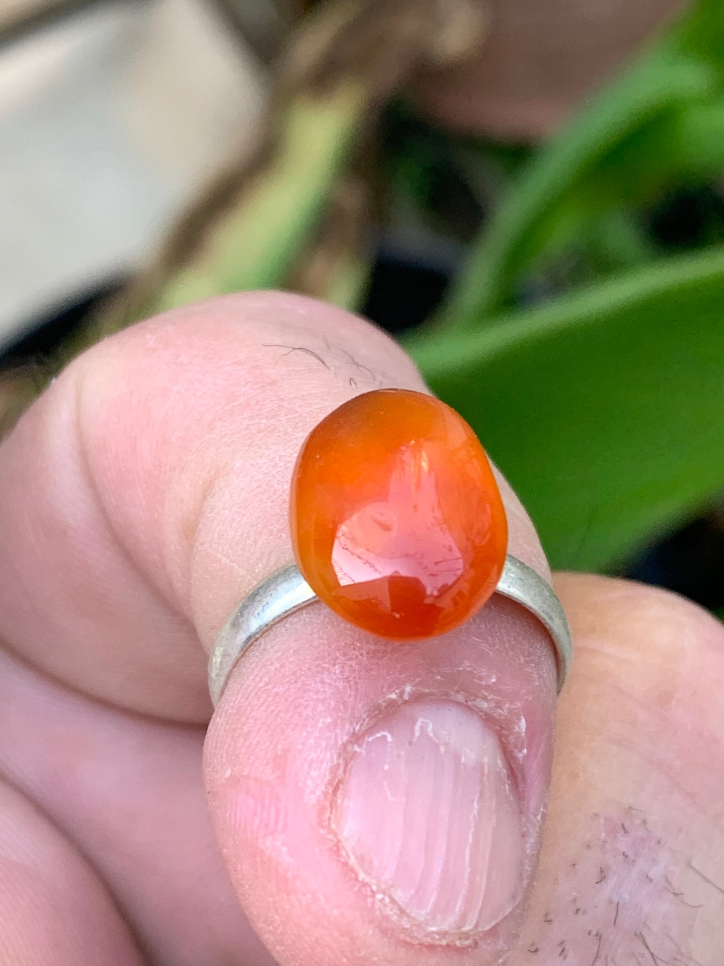 Bague en Cornaline, pièce brute et naturelle, cabochon en pierre collée sur anneau pré-montée en laiton couleur argent ! Taille réglable d'environ 50 à 60 Fr.