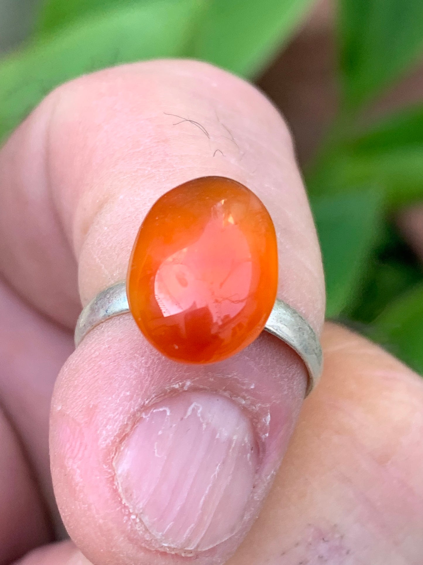Bague en Cornaline, pièce brute et naturelle, cabochon en pierre collée sur anneau pré-montée en laiton couleur argent ! Taille réglable d'environ 50 à 60 Fr.