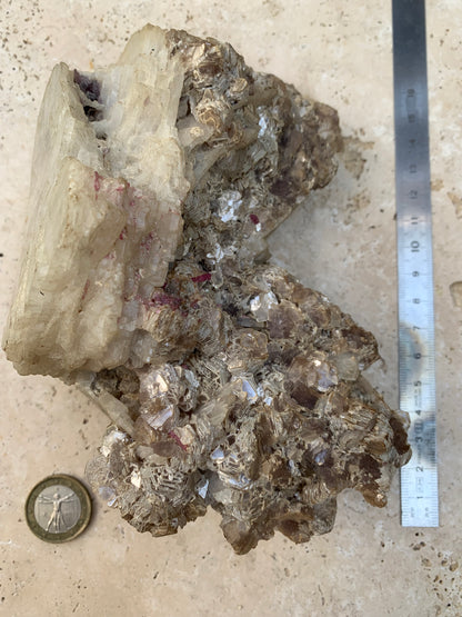 Conglomérat avec Apophyllite, muscovite et Tourmaline Rubellite, superbe spècimen naturel de 170 mm x 90 x 113 - 1 158 grammes !
