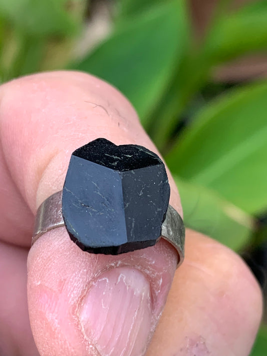 Bague en tourmaline, pièce brute et naturelle avec ses 3 faces magiques ! Cabochon scié en pierre collée sur anneau pré-montée en laiton couleur argent ! Taille réglable d'environ 50 à 60 Fr.