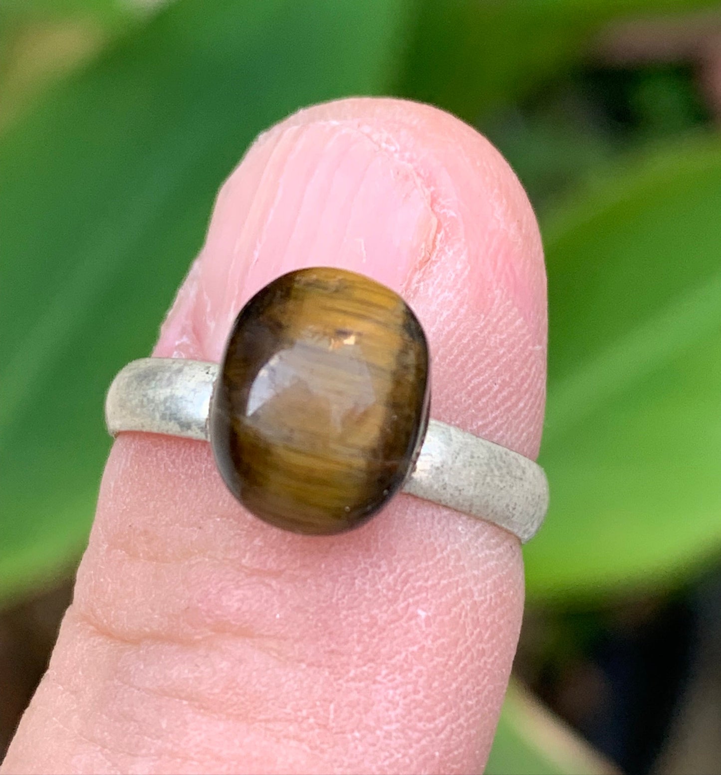 Bague en œil de tigre, cabochon en pierre collée sur anneau pré-montée en laiton couleur argent ! Taille réglable d'environ 50 à 60 Fr.