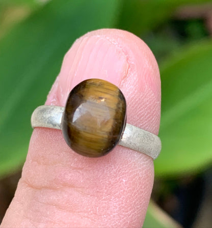 Bague en œil de tigre, cabochon en pierre collée sur anneau pré-montée en laiton couleur argent ! Taille réglable d'environ 50 à 60 Fr.