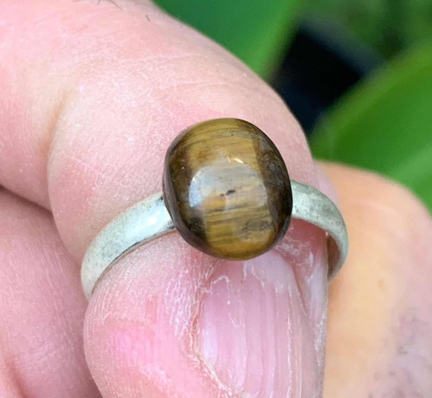Bague en œil de tigre, cabochon en pierre collée sur anneau pré-montée en laiton couleur argent ! Taille réglable d'environ 50 à 60 Fr.