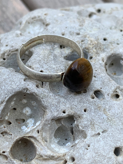 Bague en œil de tigre, cabochon en pierre collée sur anneau pré-montée en laiton couleur argent ! Taille réglable d'environ 50 à 60 Fr.