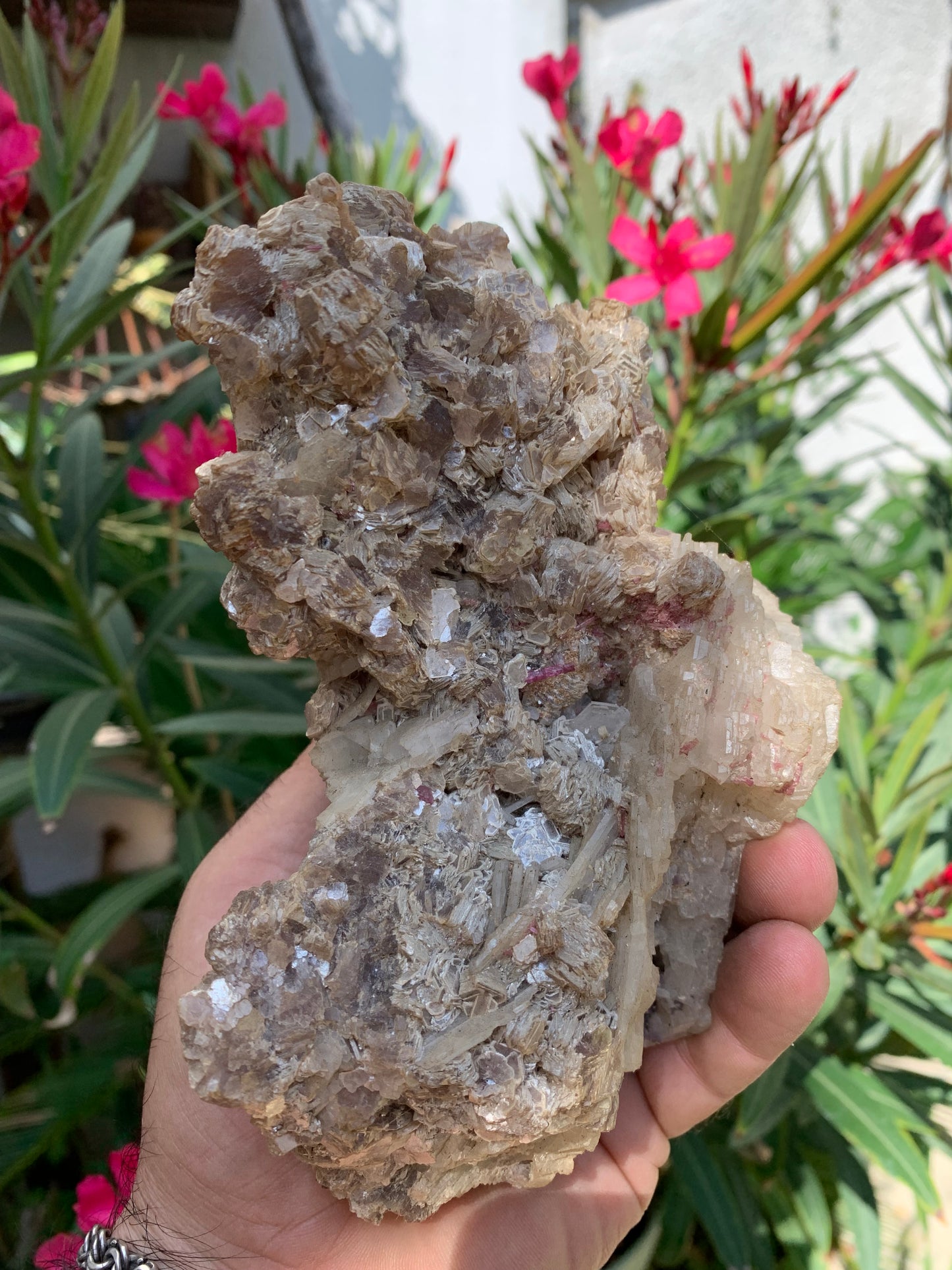 Conglomérat avec Apophyllite, muscovite et Tourmaline Rubellite, superbe spècimen naturel de 170 mm x 90 x 113 - 1 158 grammes !