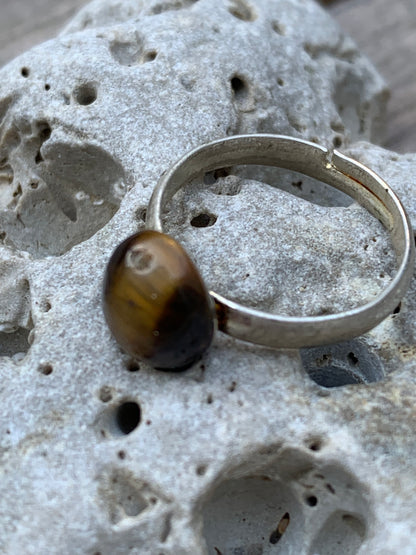 Bague en œil de tigre, cabochon en pierre collée sur anneau pré-montée en laiton couleur argent ! Taille réglable d'environ 50 à 60 Fr.