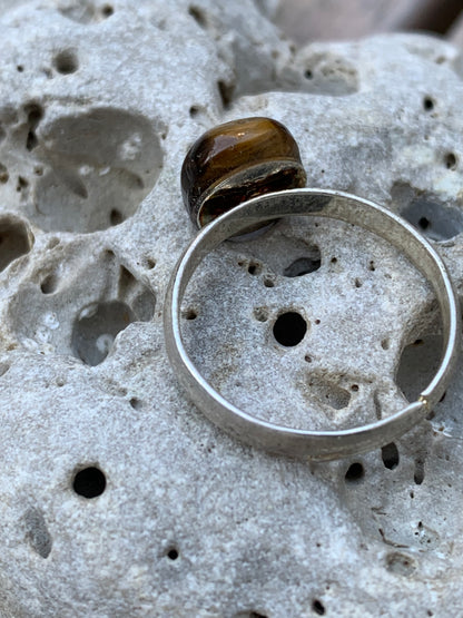 Bague en œil de tigre, cabochon en pierre collée sur anneau pré-montée en laiton couleur argent ! Taille réglable d'environ 50 à 60 Fr.