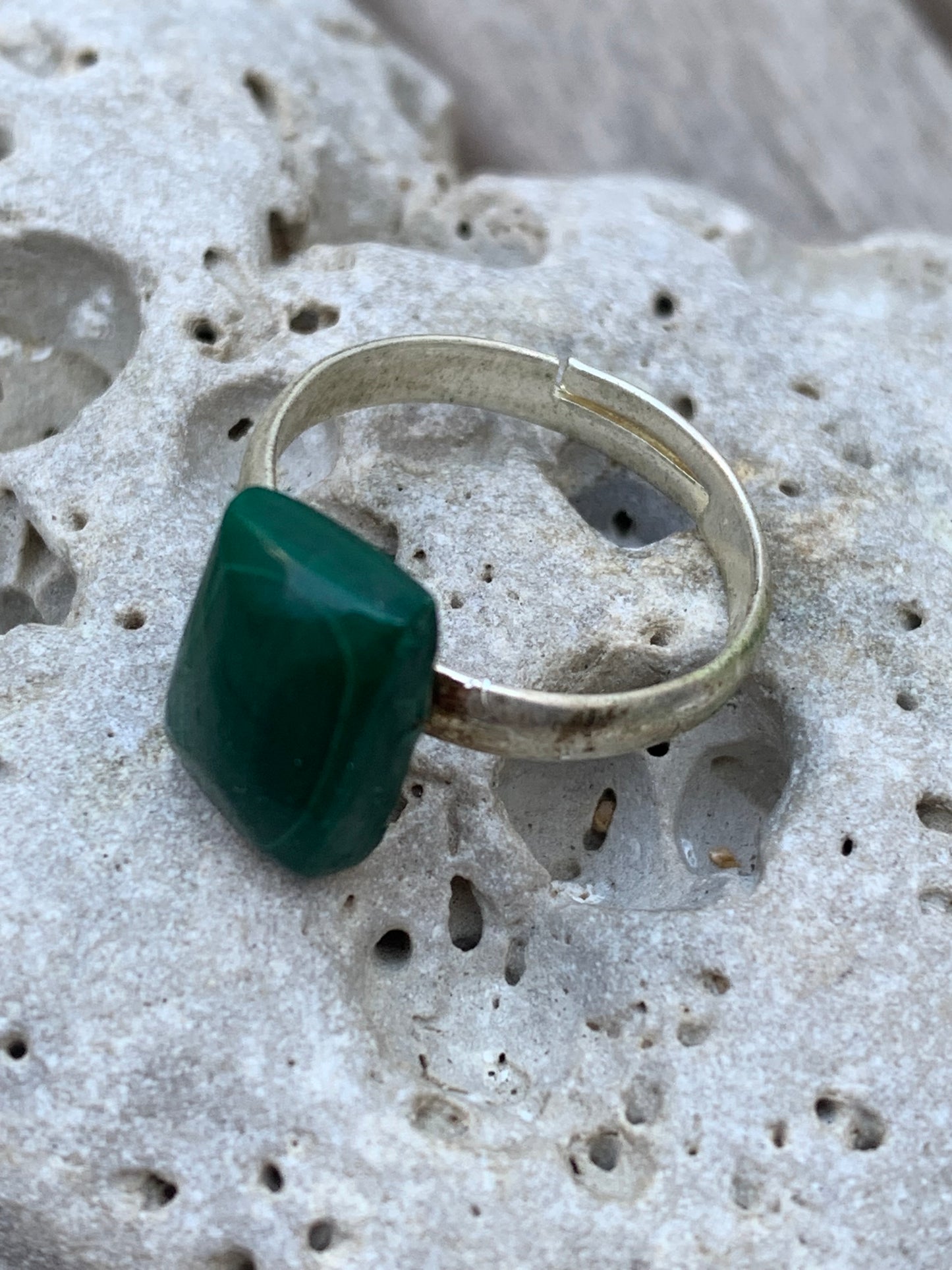 Bague en malachite, cabochon en pierre collée sur anneau pré-montée en laiton couleur argent ! Taille réglable d'environ 50 à 60 Fr.