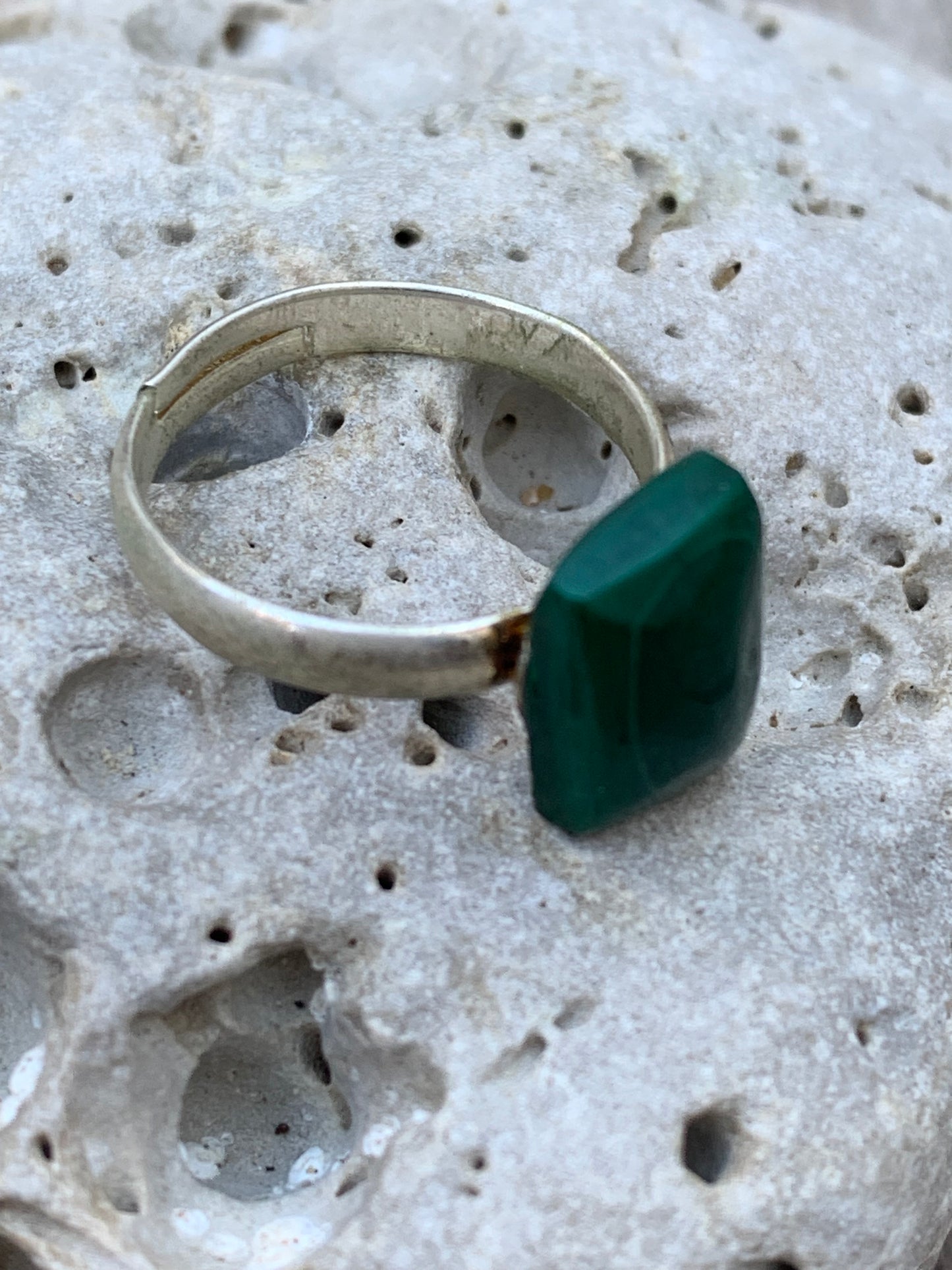 Bague en malachite, cabochon en pierre collée sur anneau pré-montée en laiton couleur argent ! Taille réglable d'environ 50 à 60 Fr.