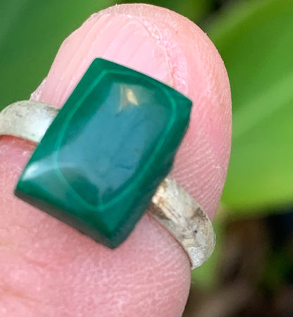 Bague en malachite, cabochon en pierre collée sur anneau pré-montée en laiton couleur argent ! Taille réglable d'environ 50 à 60 Fr.