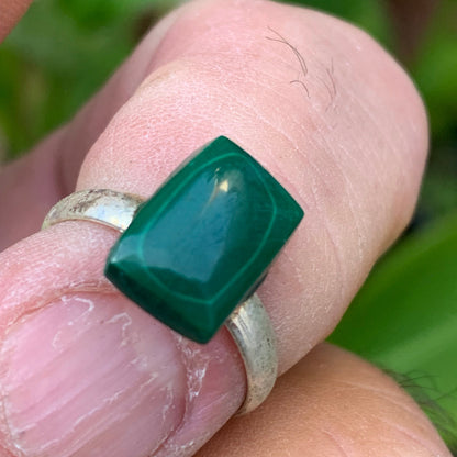 Bague en malachite, cabochon en pierre collée sur anneau pré-montée en laiton couleur argent ! Taille réglable d'environ 50 à 60 Fr.