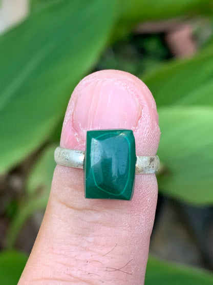 Bague en malachite, cabochon en pierre collée sur anneau pré-montée en laiton couleur argent ! Taille réglable d'environ 50 à 60 Fr.