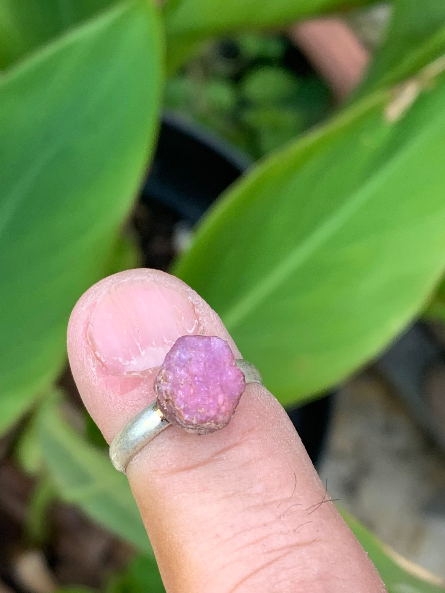 Bague en rubis, corindon naturel collée sur anneau pré-montée en laiton couleur argent ! Taille réglable d'environ 50 à 60 Fr.
