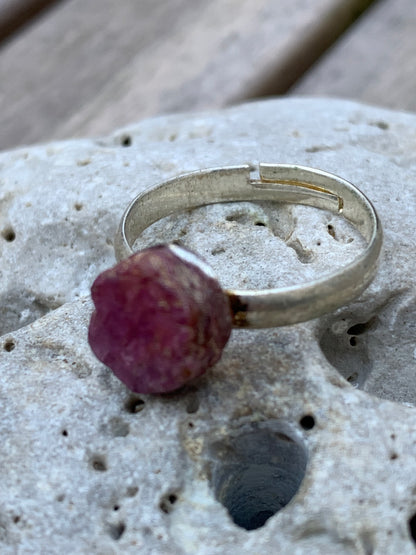 Bague en rubis, corindon naturel collée sur anneau pré-montée en laiton couleur argent ! Taille réglable d'environ 50 à 60 Fr.