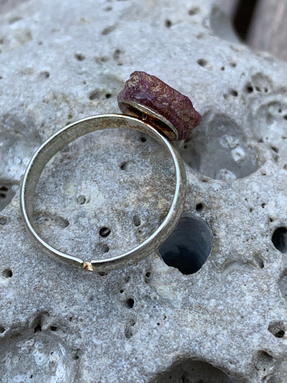 Bague en rubis, corindon naturel collée sur anneau pré-montée en laiton couleur argent ! Taille réglable d'environ 50 à 60 Fr.