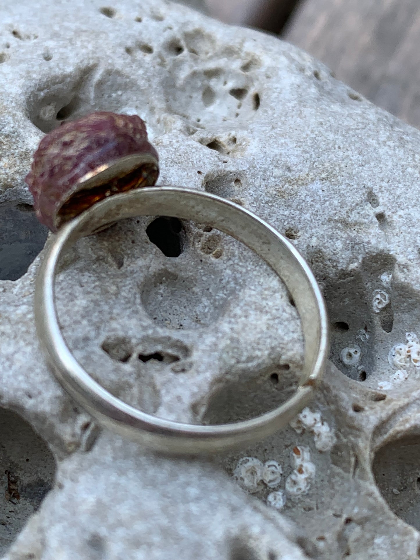 Bague en rubis, corindon naturel collée sur anneau pré-montée en laiton couleur argent ! Taille réglable d'environ 50 à 60 Fr.
