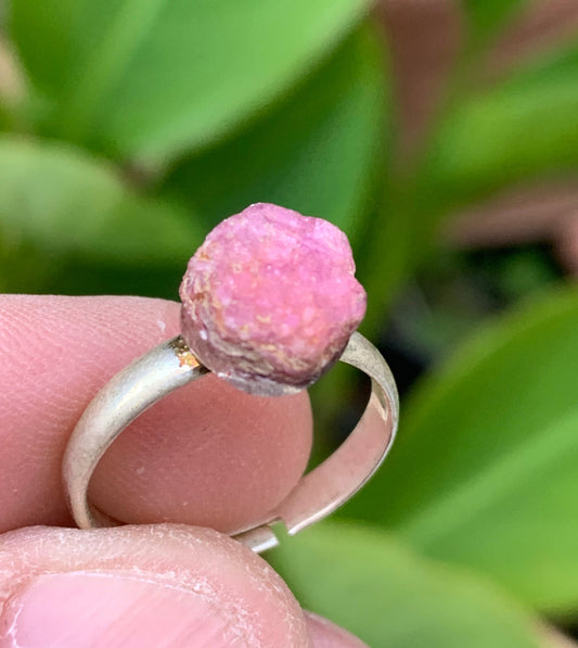 Bague en rubis, corindon naturel collée sur anneau pré-montée en laiton couleur argent ! Taille réglable d'environ 50 à 60 Fr.