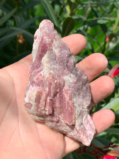 Tourmaline Rubellite, spécimen naturel de 103 x 61 x 34 mm - 264 grammes. Une très belle et unique pièce !