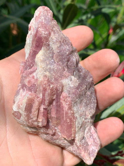 Tourmaline Rubellite, spécimen naturel de 103 x 61 x 34 mm - 264 grammes. Une très belle et unique pièce !