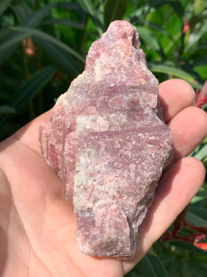 Tourmaline Rubellite, spécimen naturel de 103 x 61 x 34 mm - 264 grammes. Une très belle et unique pièce !