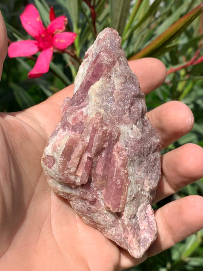 Tourmaline Rubellite, spécimen naturel de 103 x 61 x 34 mm - 264 grammes. Une très belle et unique pièce !