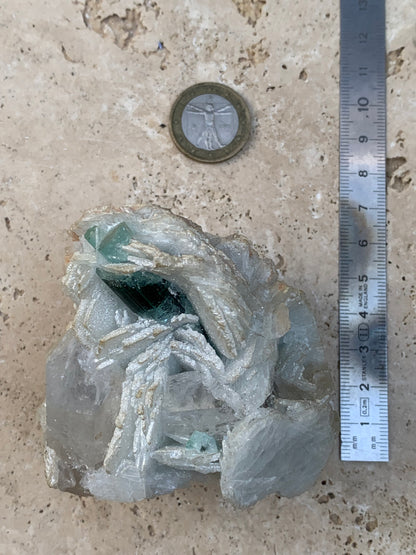 Tourmaline bleue/ Indicolite, spécimen naturel sur Quartz et Albite, de 73 x 62 x 66 mm - 293,5 grammes. Un trés beau cristal bleu transperçant !