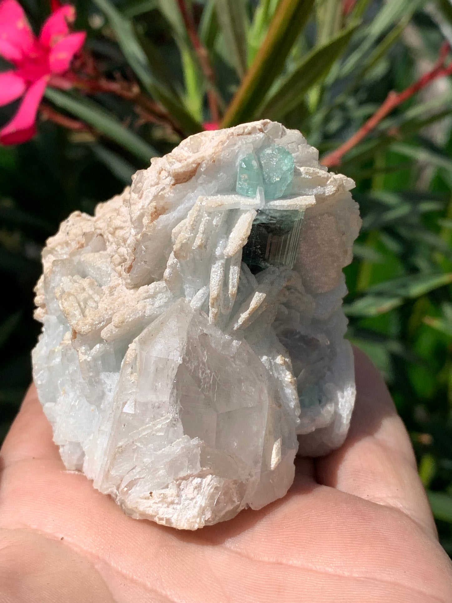 Tourmaline bleue/ Indicolite, spécimen naturel sur Quartz et Albite, de 73 x 62 x 66 mm - 293,5 grammes. Un trés beau cristal bleu transperçant !