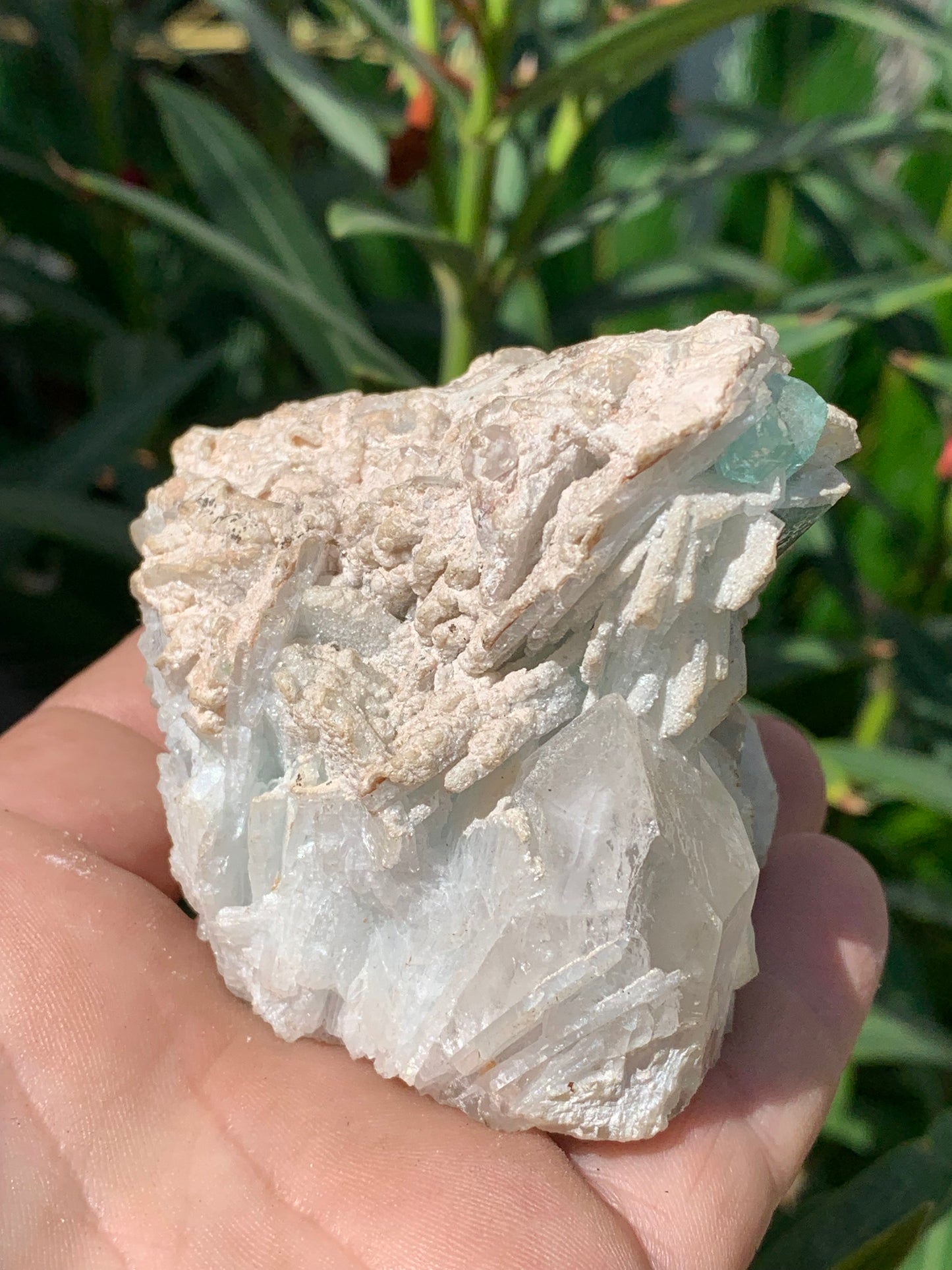 Tourmaline bleue/ Indicolite, spécimen naturel sur Quartz et Albite, de 73 x 62 x 66 mm - 293,5 grammes. Un trés beau cristal bleu transperçant !