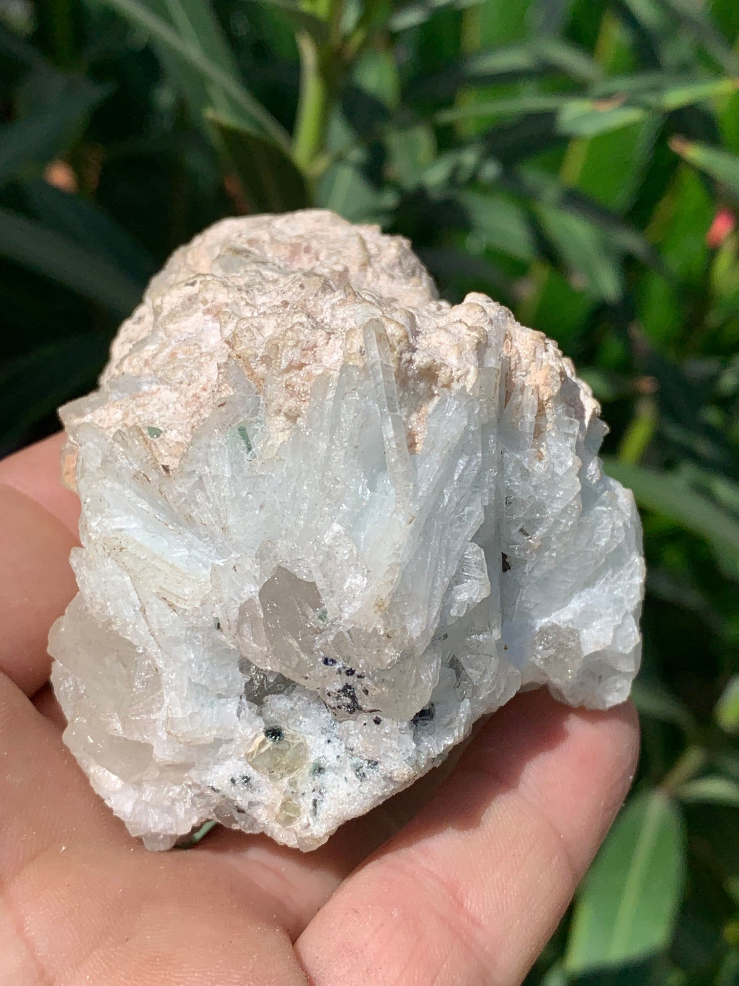 Tourmaline bleue/ Indicolite, spécimen naturel sur Quartz et Albite, de 73 x 62 x 66 mm - 293,5 grammes. Un trés beau cristal bleu transperçant !