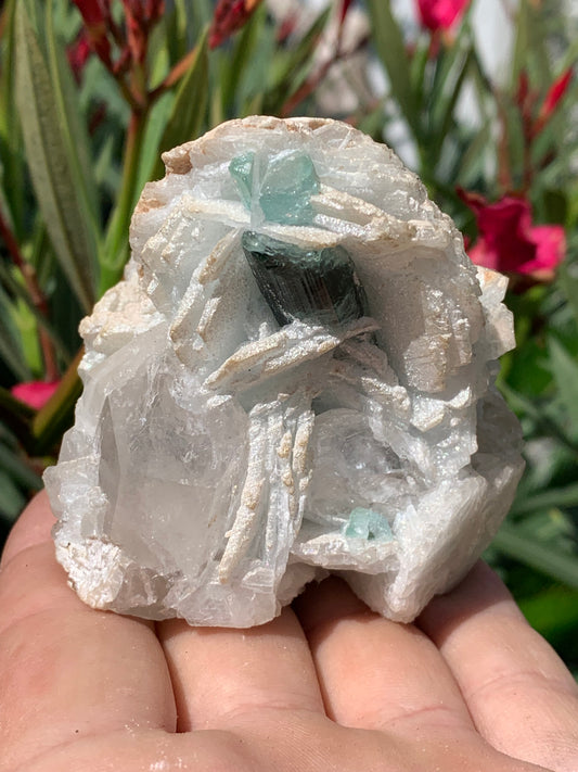 Tourmaline bleue/ Indicolite, spécimen naturel sur Quartz et Albite, de 73 x 62 x 66 mm - 293,5 grammes. Un trés beau cristal bleu transperçant !