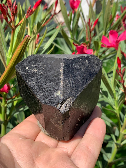 Black tourmaline, natural 3-sided specimen measuring 80 x 65 x 70 mm - 555 grams. A very beautiful and unique piece! 