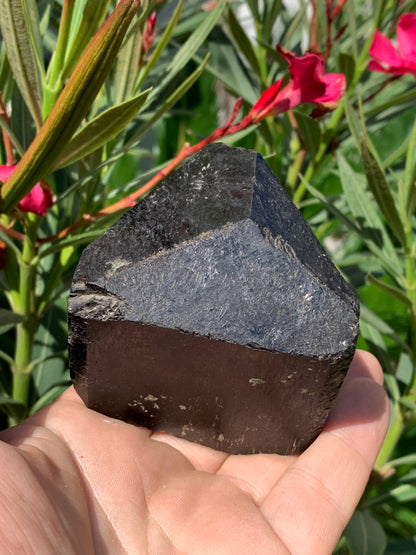 Black tourmaline, natural 3-sided specimen measuring 80 x 65 x 70 mm - 555 grams. A very beautiful and unique piece! 
