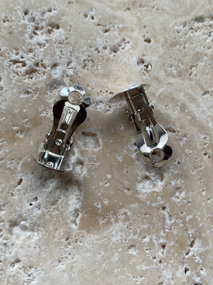 Apprêts, 'clips' d'oreilles, finition laiton argenté ou doré avec plateau à coller pour oreilles non percées. Très bonne qualité, parfait pour vos créations ou pour réparation ! Vendu par paire ou par 10 ou 100 !
