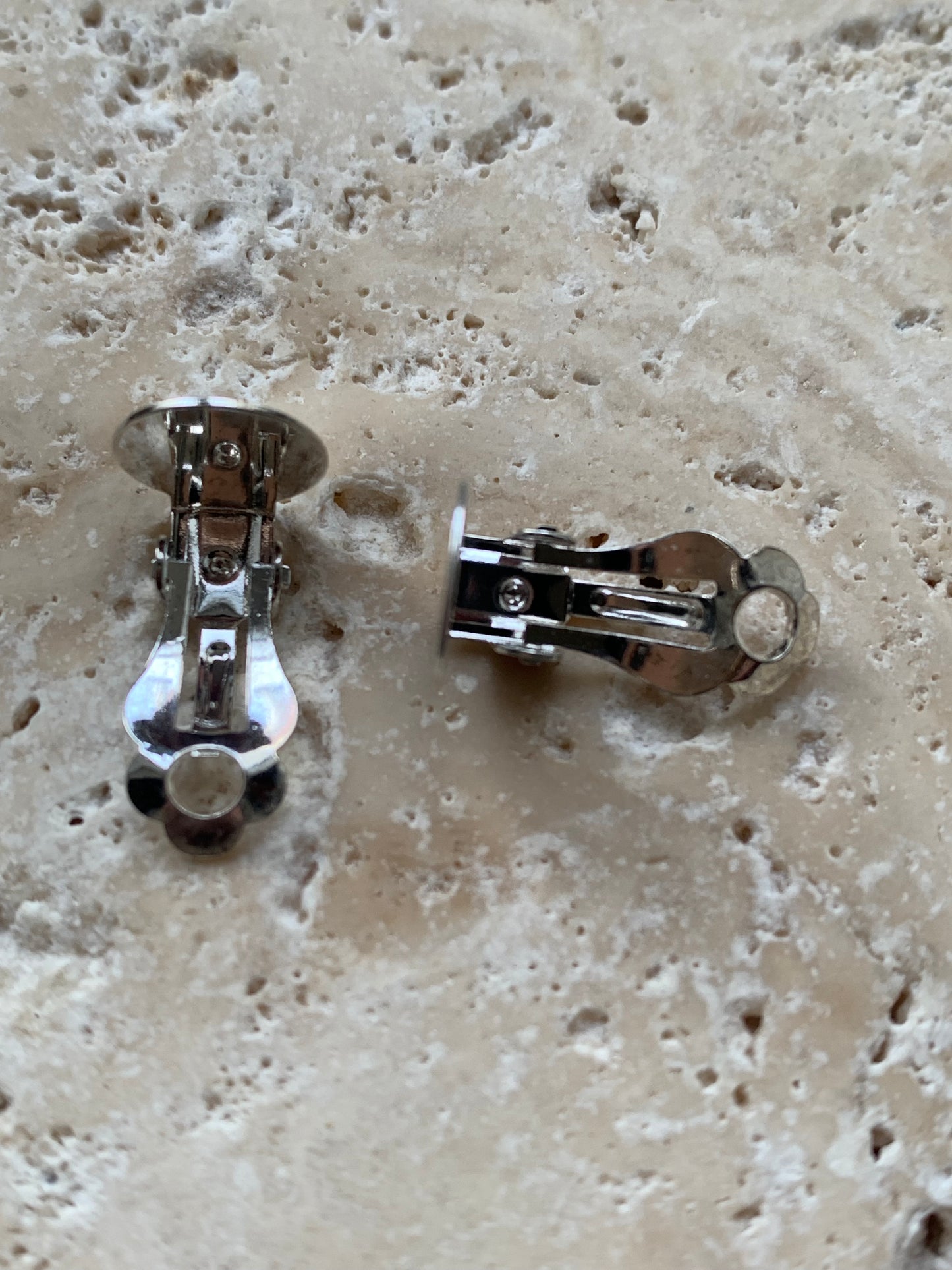 Apprêts, 'clips' d'oreilles, finition laiton argenté ou doré avec plateau à coller pour oreilles non percées. Très bonne qualité, parfait pour vos créations ou pour réparation ! Vendu par paire ou par 10 ou 100 !