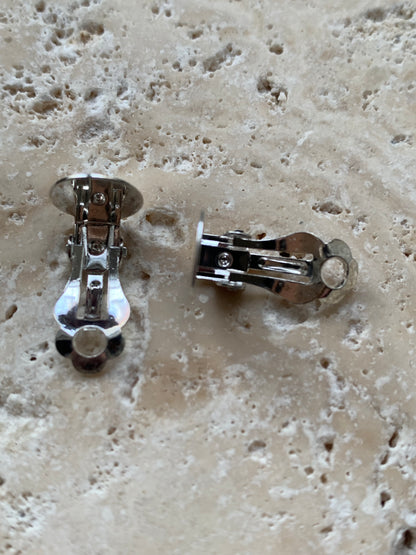 Apprêts, 'clips' d'oreilles, finition laiton argenté ou doré avec plateau à coller pour oreilles non percées. Très bonne qualité, parfait pour vos créations ou pour réparation ! Vendu par paire ou par 10 ou 100 !