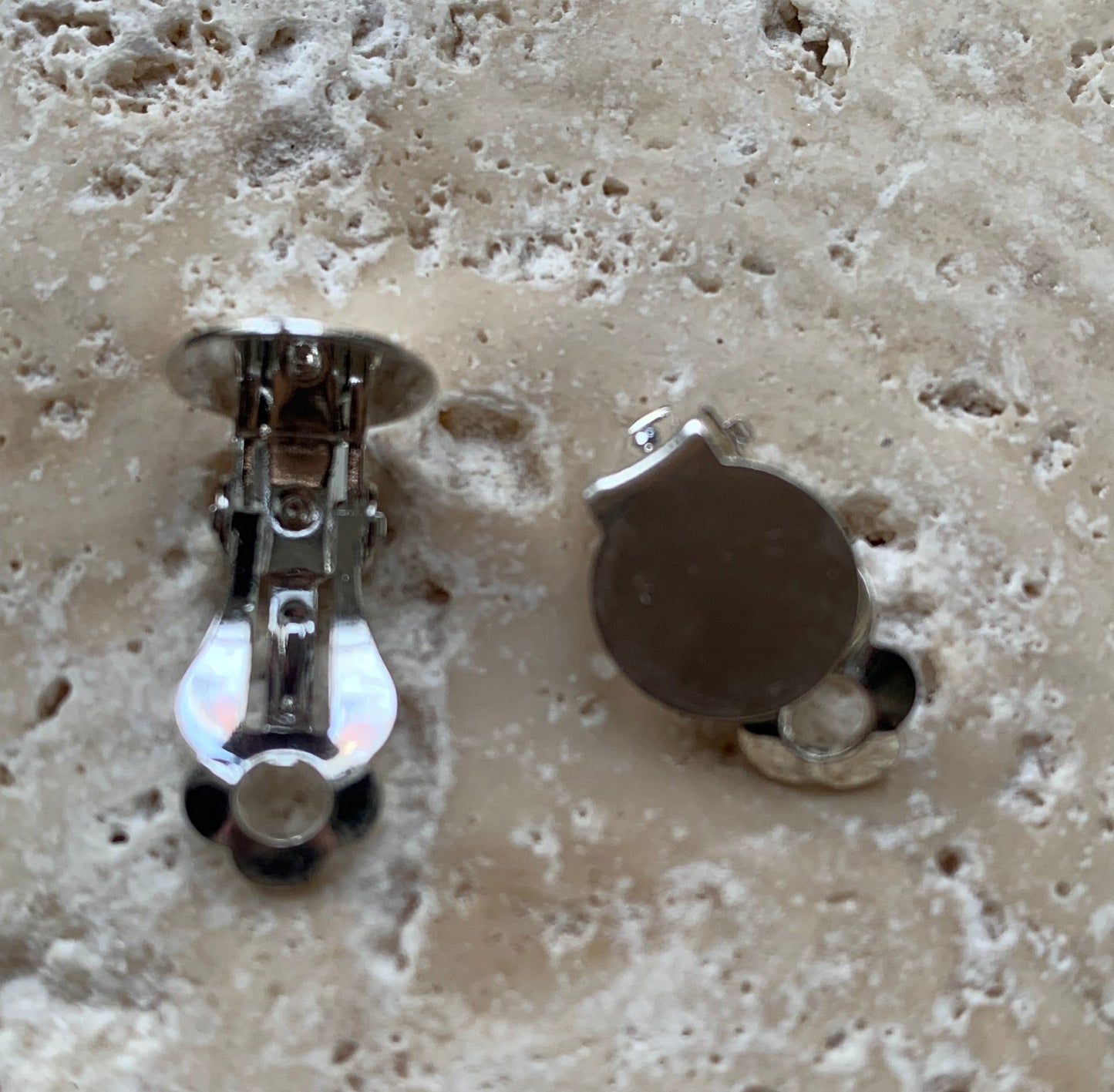 Apprêts, 'clips' d'oreilles, finition laiton argenté ou doré avec plateau à coller pour oreilles non percées. Très bonne qualité, parfait pour vos créations ou pour réparation ! Vendu par paire ou par 10 ou 100 !