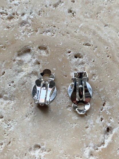 Apprêts, 'clips' d'oreilles, finition laiton argenté ou doré avec plateau à coller pour oreilles non percées. Très bonne qualité, parfait pour vos créations ou pour réparation ! Vendu par paire ou par 10 ou 100 !