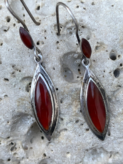 Boucles d'oreilles en Cornaline, cabochons sertis de forme allongée, qualité AA à AAA. Vendu en finition Argent 0.925, superbe pierre à l'énergie incroyable, parfait !