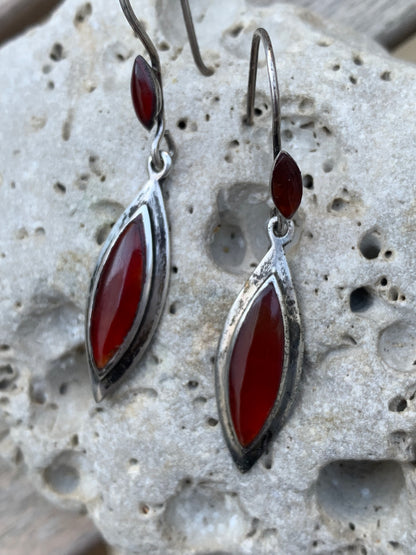 Boucles d'oreilles en Cornaline, cabochons sertis de forme allongée, qualité AA à AAA. Vendu en finition Argent 0.925, superbe pierre à l'énergie incroyable, parfait !
