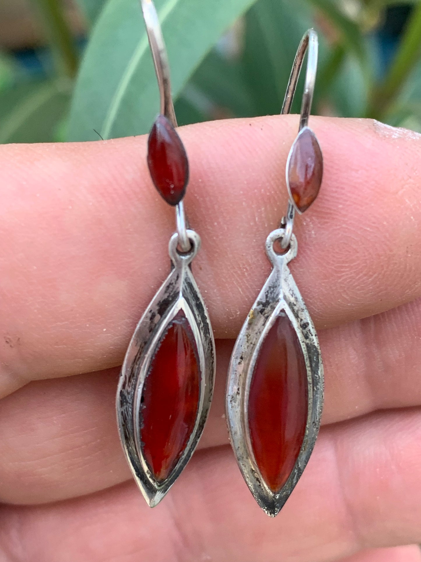 Boucles d'oreilles en Cornaline, cabochons sertis de forme allongée, qualité AA à AAA. Vendu en finition Argent 0.925, superbe pierre à l'énergie incroyable, parfait !