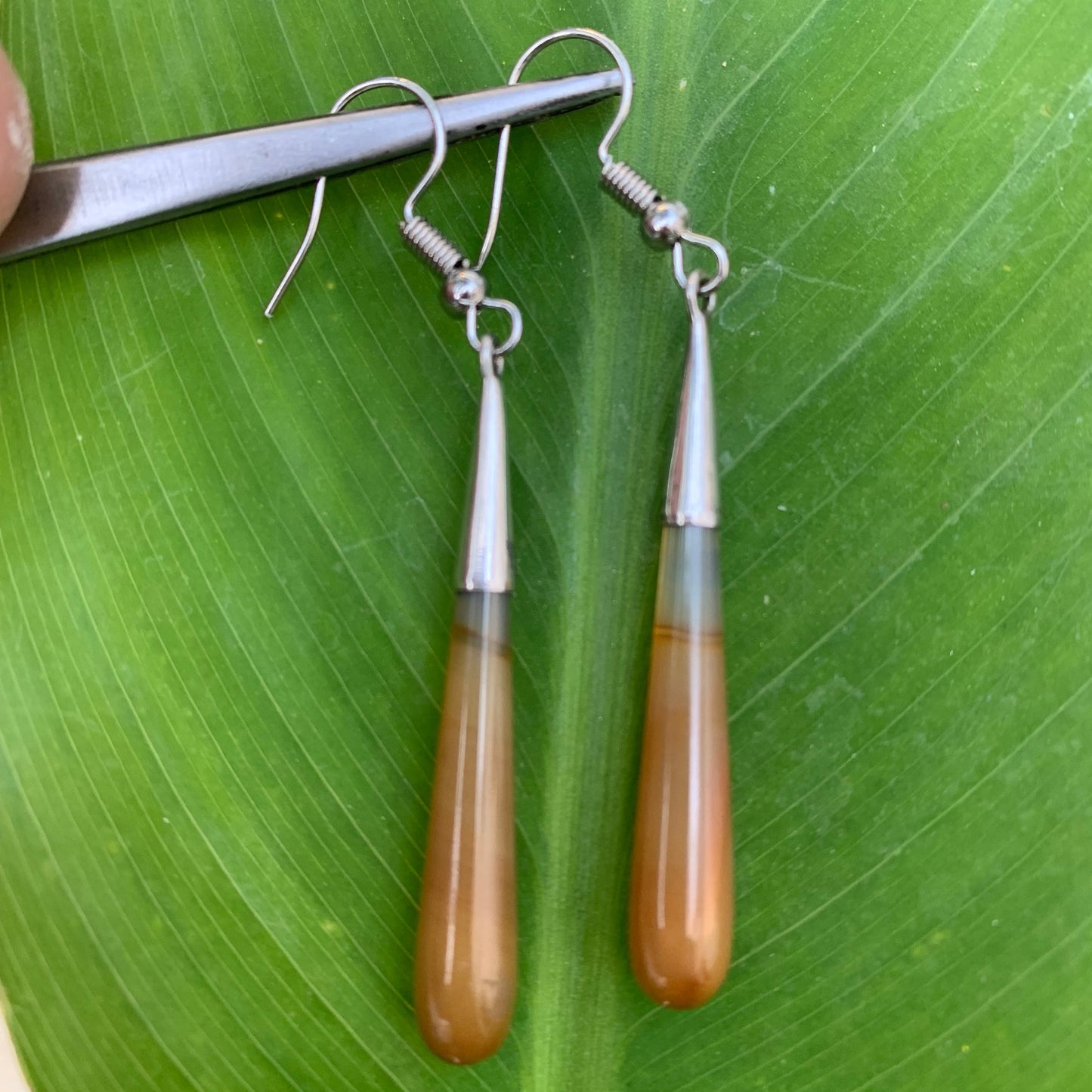 Boucles d'oreilles en Cornaline, pierre sertis de forme allongée, qualité A à AA. Vendu en finition Argent 0.925, superbe pierre à l'énergie incroyable, parfait !