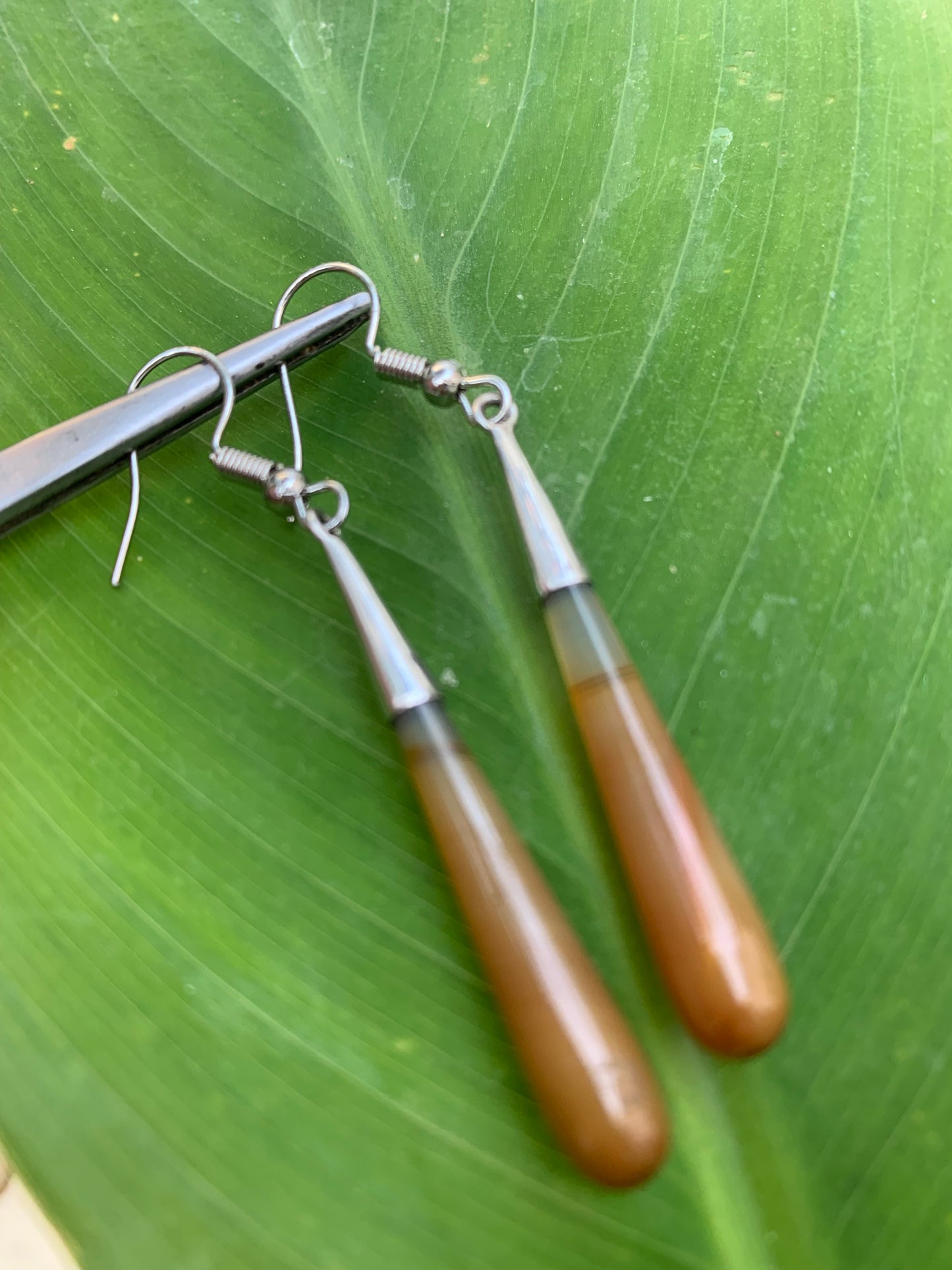 Boucles d'oreilles en Cornaline, pierre sertis de forme allongée, qualité A à AA. Vendu en finition Argent 0.925, superbe pierre à l'énergie incroyable, parfait !