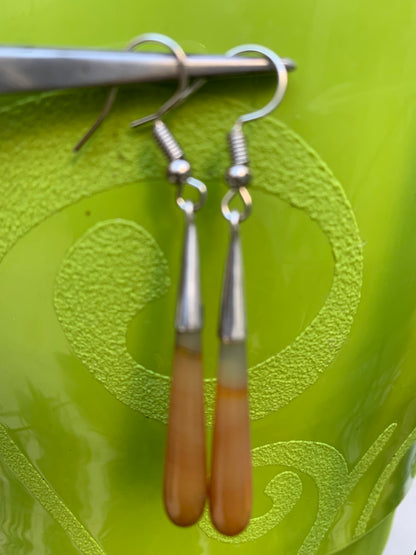 Boucles d'oreilles en Cornaline, pierre sertis de forme allongée, qualité A à AA. Vendu en finition Argent 0.925, superbe pierre à l'énergie incroyable, parfait !