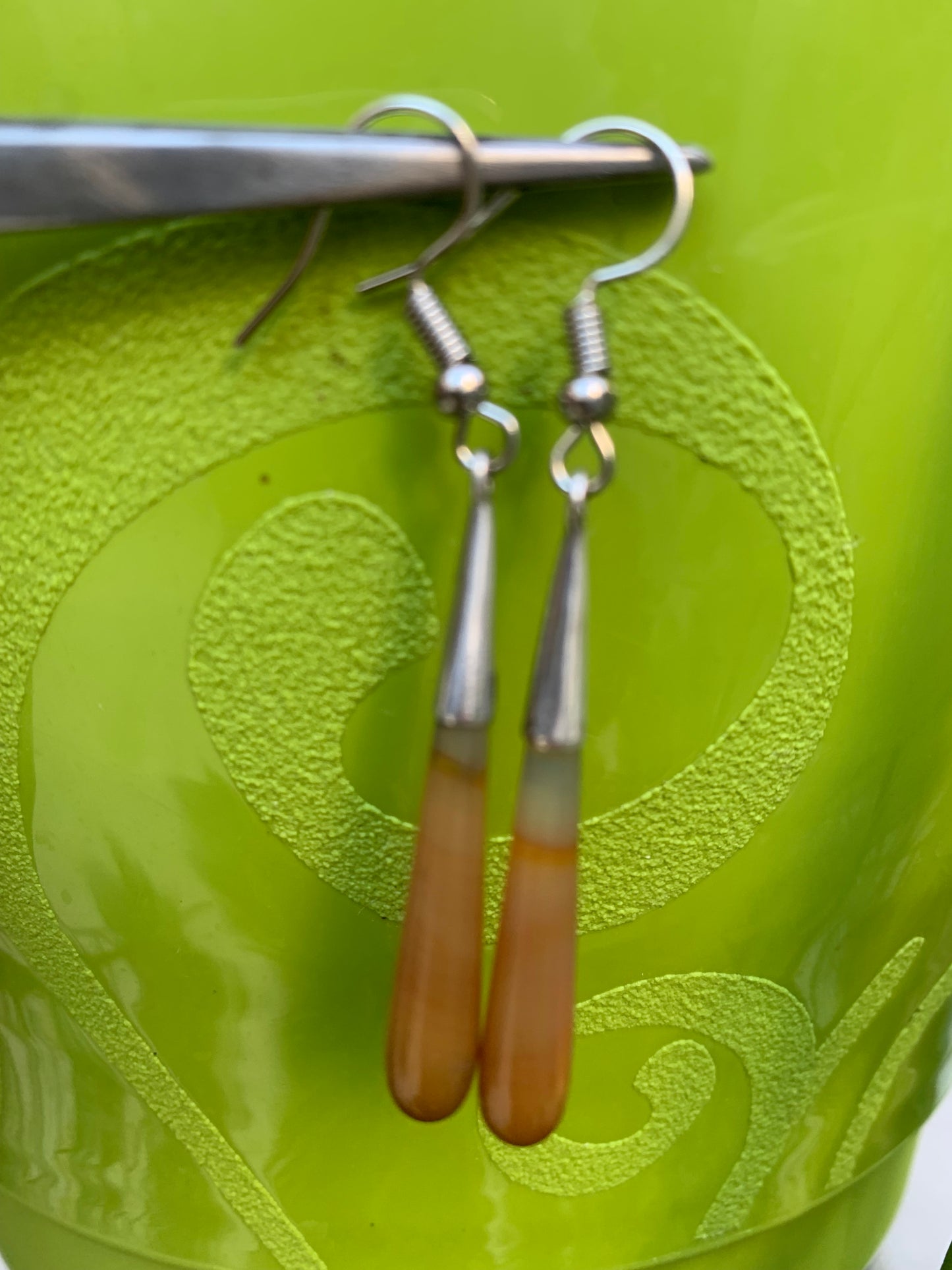 Boucles d'oreilles en Cornaline, pierre sertis de forme allongée, qualité A à AA. Vendu en finition Argent 0.925, superbe pierre à l'énergie incroyable, parfait !