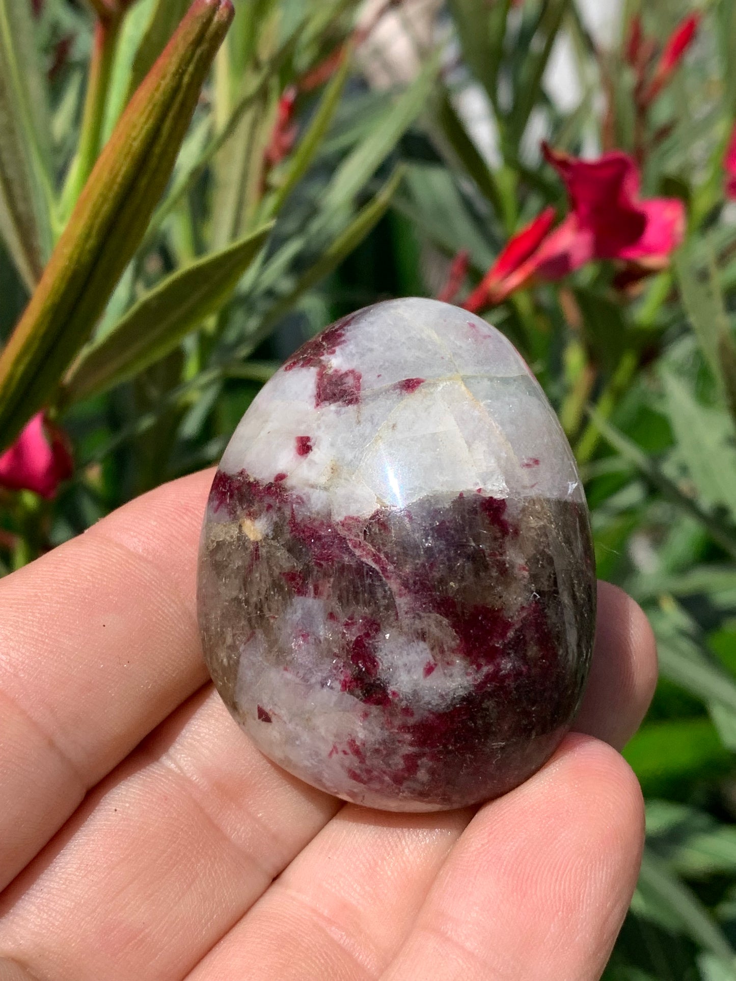 Rubellite Tourmaline, pebble measuring 51 x 40 x 25 mm - 68.4 grams. A very beautiful and unique piece! 