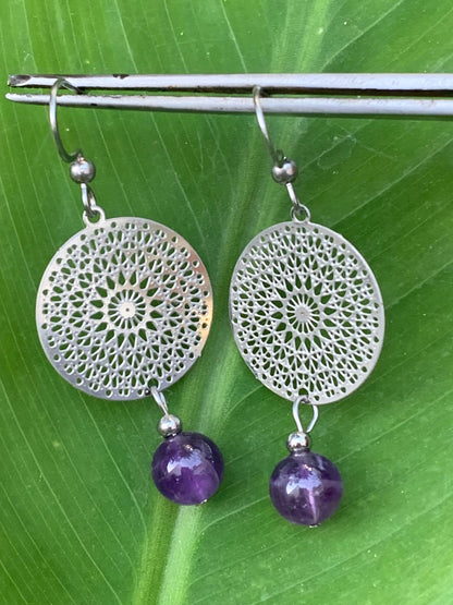 Boucles d'oreilles en Améthyste avec un superbe Mandala en Argent où est suspendue une perle ronde, qualité AA à AAA. Vendu en finition Argent 0.925, parfait !